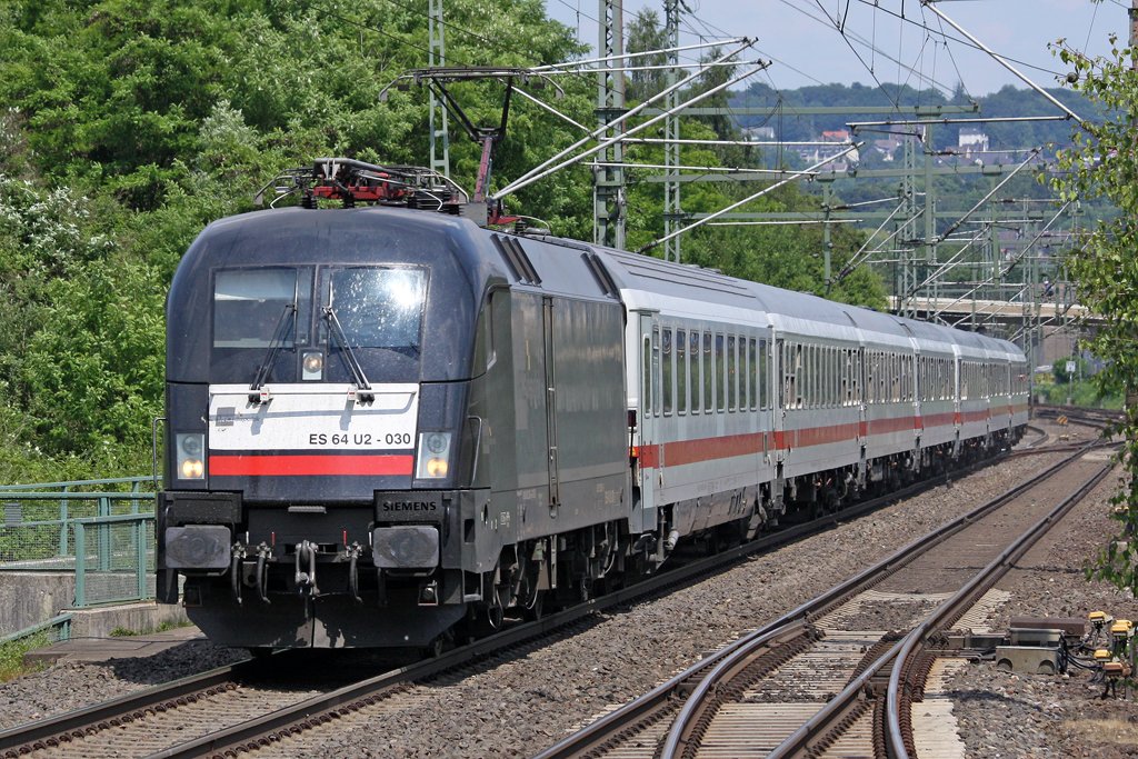 Die ES 64 U2-030 (182 530) in Wuppertal Vohwinkel am 06,06,10