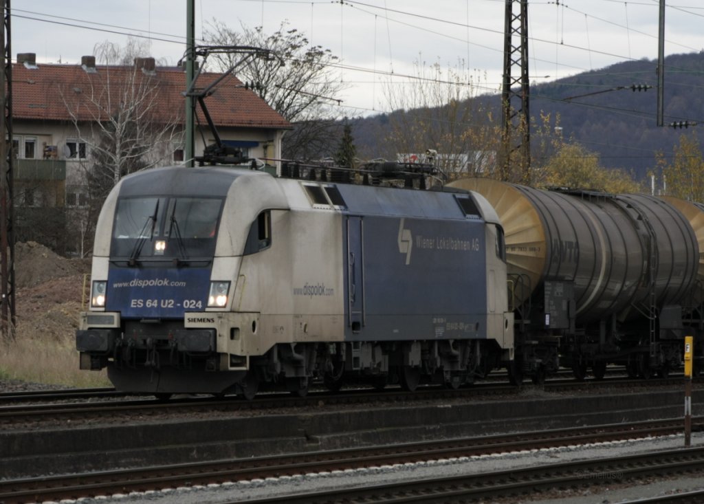 Die ES64 U2-024 kommt mit einem Tankzug von der Spessart-Rampe kommend in Aschaffenburg Rbf an. Dort wechselte da Zugpersonal. Die Lok war wie meistens Eingewuzt.

Patrick E.