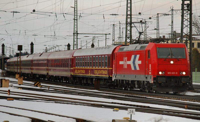 Die HGK 2066, 185 631-9, aufgenommen vor dem EuroExpress, am 20.02.10, bei der Durchfahrt durch Treuchtlingen.
