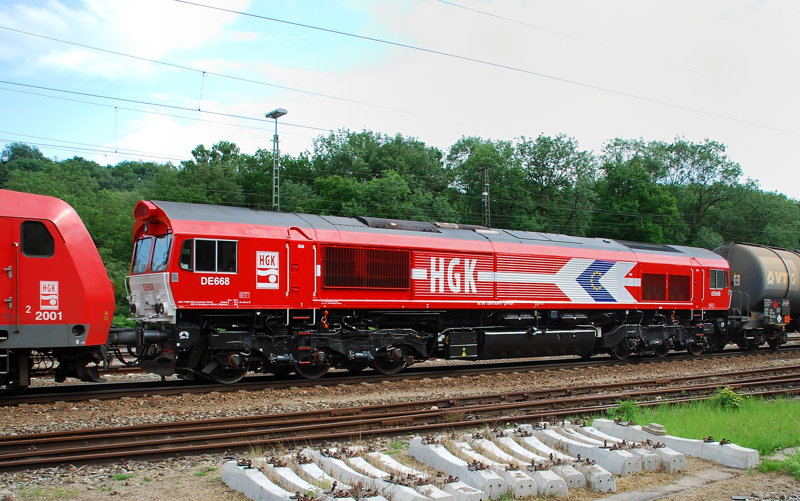 Die HGK hat sich offenbar eine nigelnagelneue Lok geleistet (oder doch nur neu lackiert?) DE668, aufgenommen bei der Durchfahrt durch Neuoffingen, am 23.06.11.