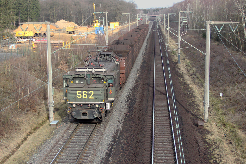Die Lok 562 der RWE Power / Rheinbraun bei Kerpen Buir am 09,03,12