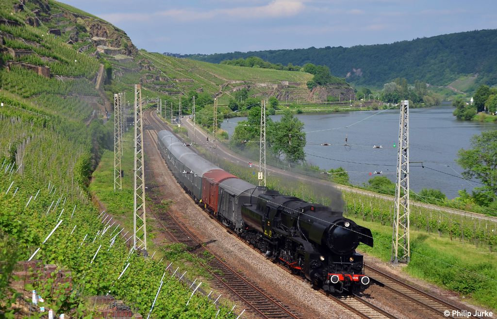 Die Luxembourgische Dampflok 5519 mit Ihrem Sonderzug aus Koblenz-Ltzel auf dem Weg gen Heimat am 02.06.2012 in Winningen(Mosel).