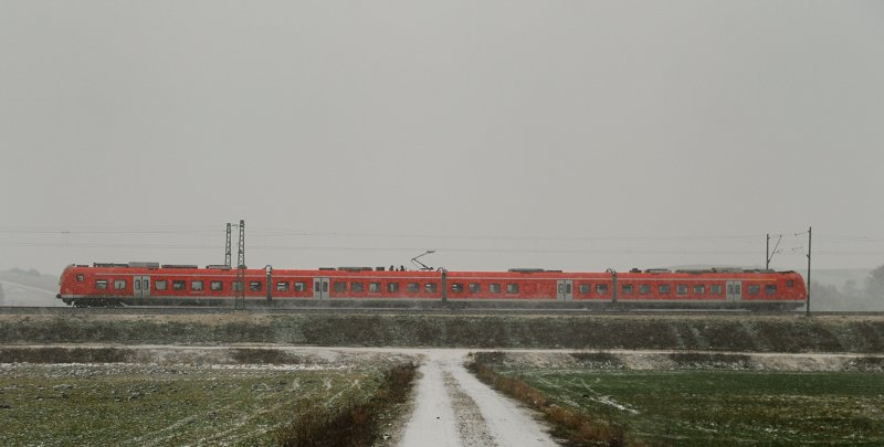 Die RB Ulm-Augsburg, aufgenommen im Schneetreiben des 13.12.09, Strecke Ulm-Augsburg, kurz nach Burgau.