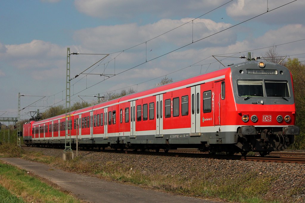 Die S6 rtg Kln, geschoben von 143 614-6 in Kln Stammheim am 08.04.2012