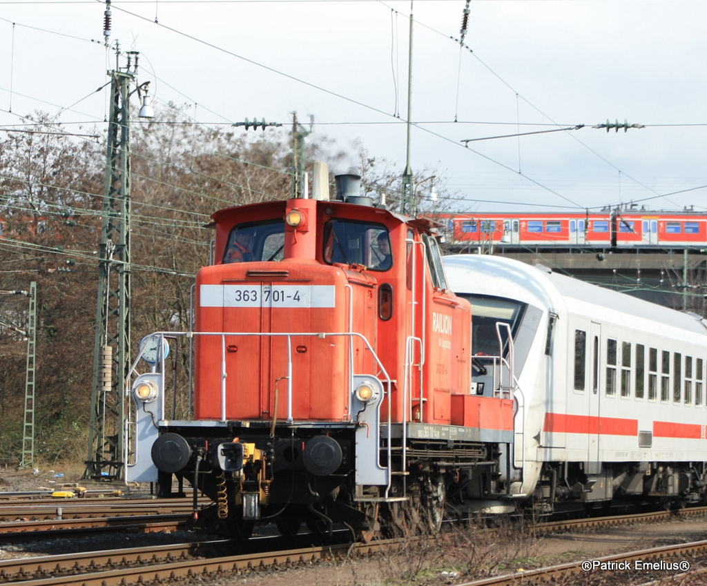 Die schwere 362 701 rangiert 7 IC-Wagen und 5 N-Wagen zur Waschecke des Betriebswerks Griesheim.