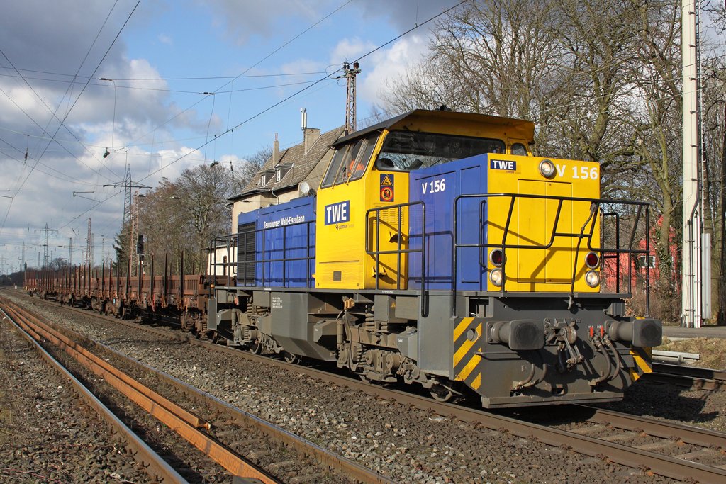 Die TWE V 156 beim kurzen Halt in Ratingen Lintorf am 04,03,10