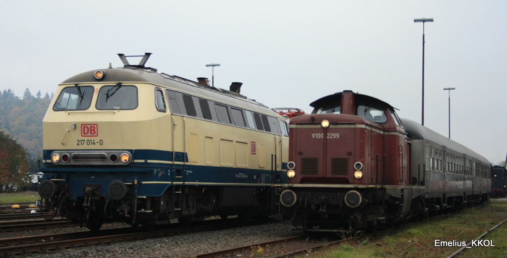 Die V100 2299 mit zwei Silberlingen und am 23.10.2010 in Frankenberg an der Eder. Neben an wartet die 217 014