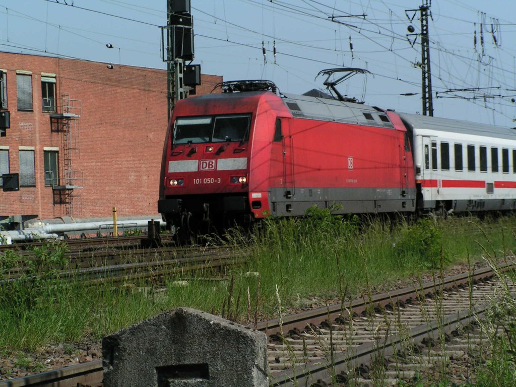 Die101 050-3 hat gerade die Main-Neckar-Bahn berquert und fhrt nach Frankfurt am Main  Hbf ein.

Patrick E.