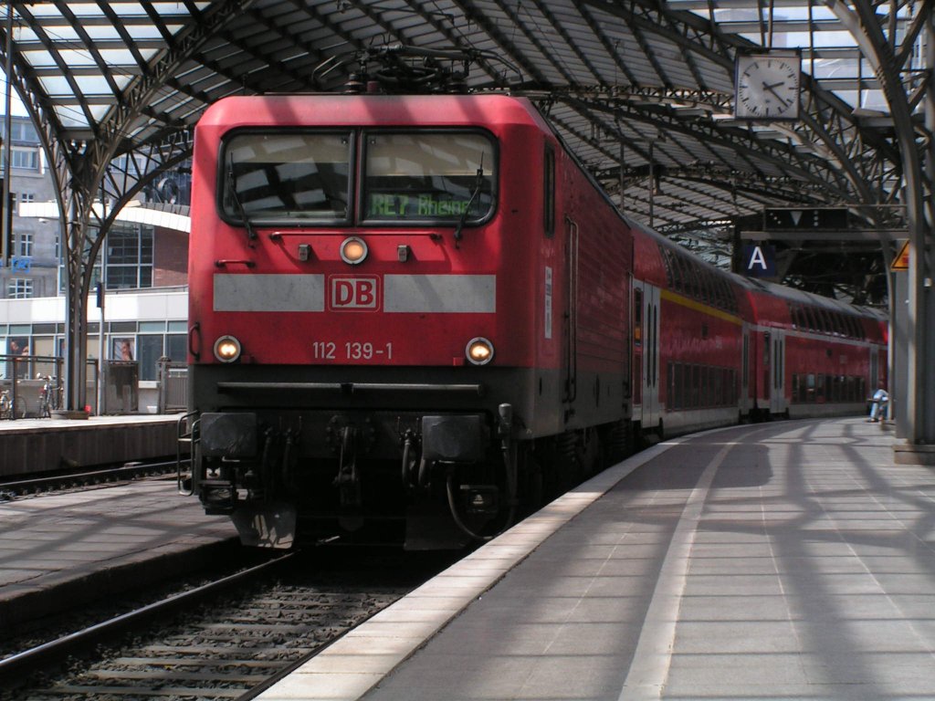 Die112 139-1 fährt nach Rheine. Schön ist die Schattierung der dachkonstruktion des Kölner Hbbf zu sehen.

Patrick E.