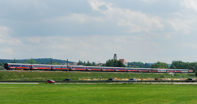 Dieser ewig lange Bahn-Touristik-Sonderzug, gezogen von der 120 150-8, fuhr am 14.05.11 Richtung Augsburg. Aufgenommen kurz nach der berquerung der A8 bei Jettingen-Scheppach.