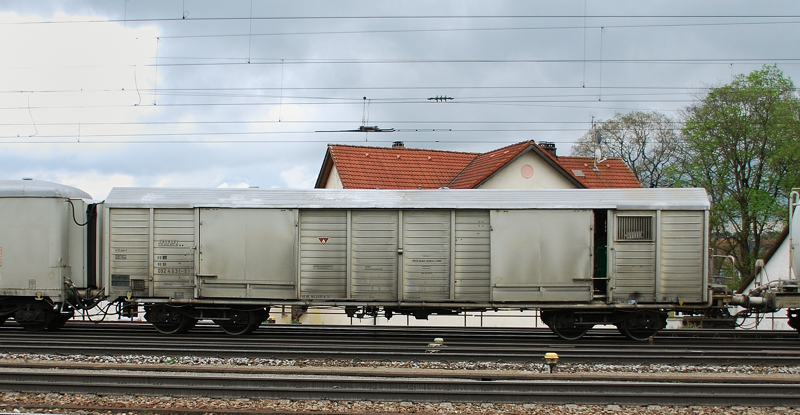 Dieses tolle Teil war in einen kurzen Zug der DB Netzinstandhaltung eingestellt. Aufgenommen am 15.05.10, bei der Durchfahrt durch Treuchtlingen.