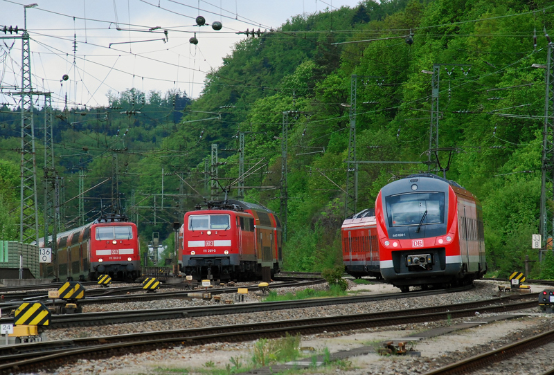 Doppel-RE Einfahrt in Treuchtlingen, während 440 008-1 rangiert. Links 111 067-5, Mitte 111 201-0. Aufgenommen am 15.05.10.