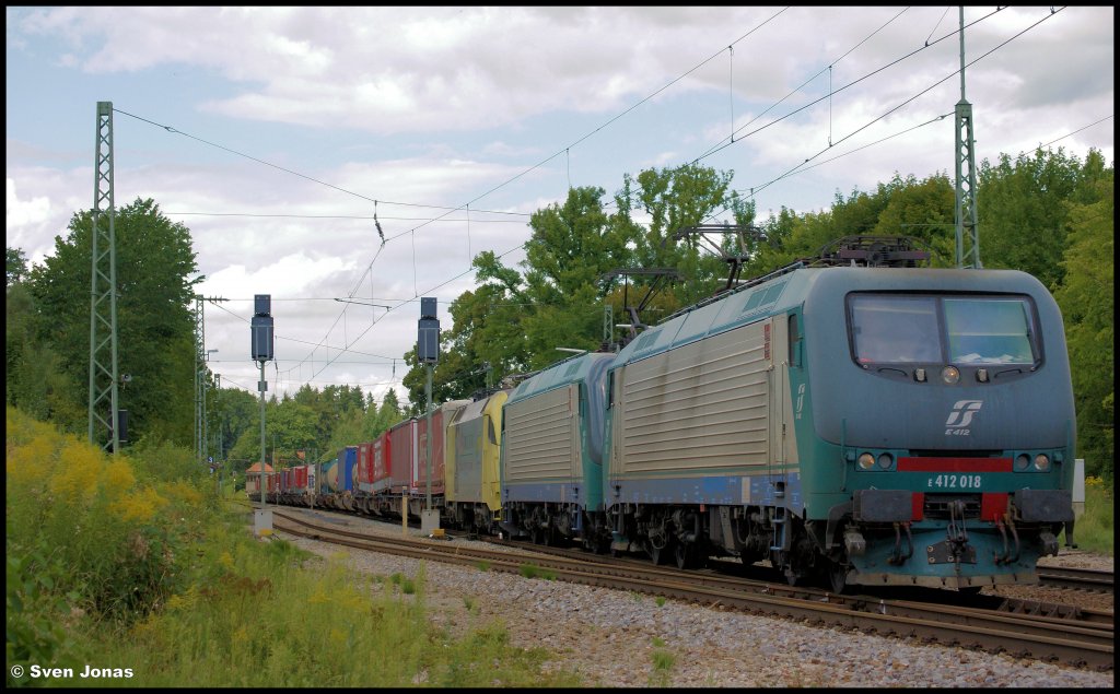 E 412 018-4 (Trenitalia), E 412 XXX-X (Trenitalia) und 182 511-6 (TXL) in Aling am 7.8.2012.