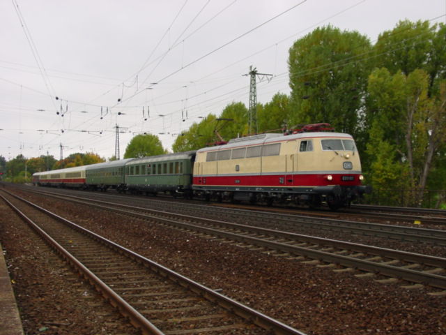 E03 001 mit Sonderzug nach Nrnberg in Frth(Bay)(11.10.2003)