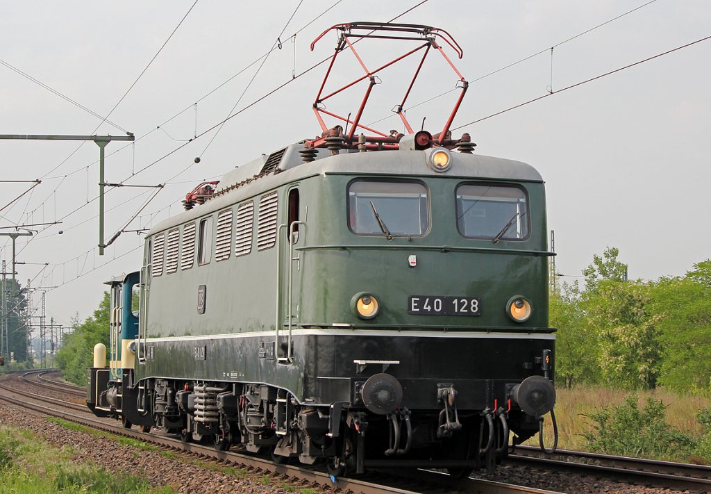 E40 128 mit Kf im Schlepp in Porz Wahn am 10.05.2011