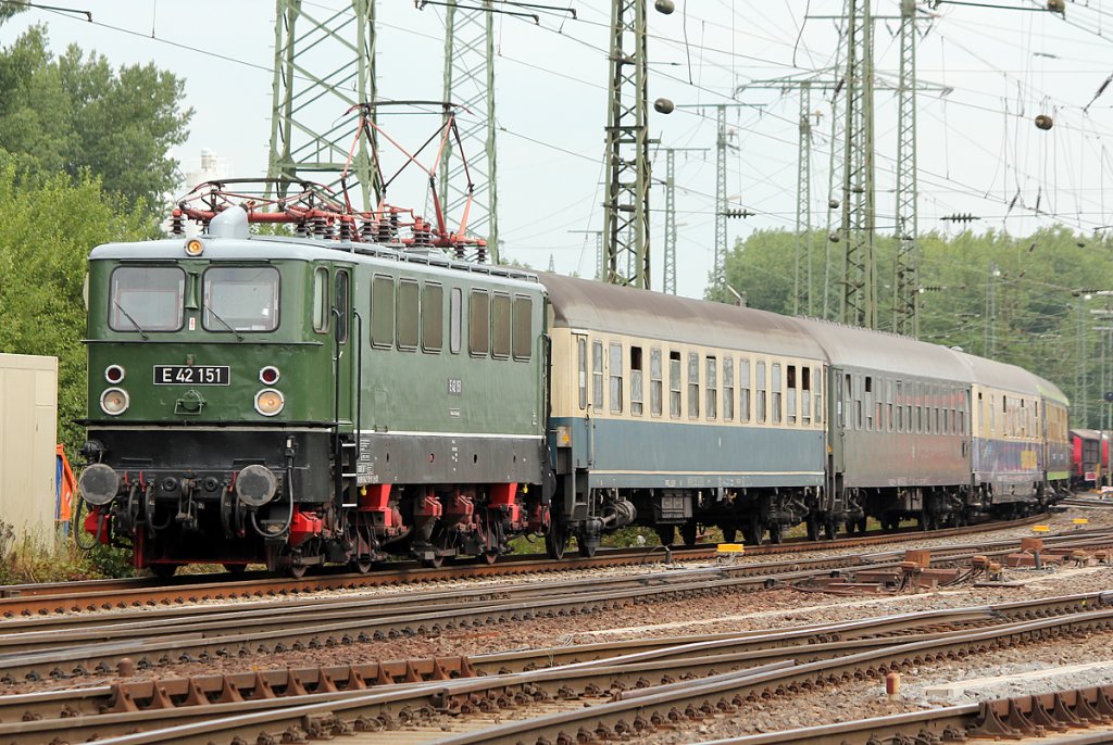 E42 151 / 242 051 mit Partyzug aus Hetzerath in Gremberg am 03.07.2011