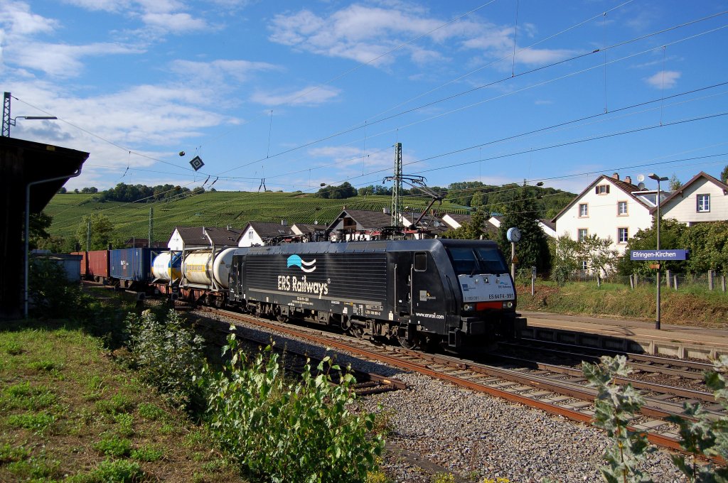 Ein bischen Farbe auf den 189er von MRCE.
Die 189 091 der ERS Railways bei der durchfahrt Effringen- Kirchen Richtung Basel.
Aufgenommen am 10.09.2010