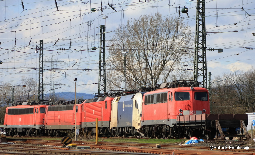 Ein bunter Lokzug von links nach rechts 110, 181, 143, ES64 U2 Wiener Lokalbahn und noch eine 110er
