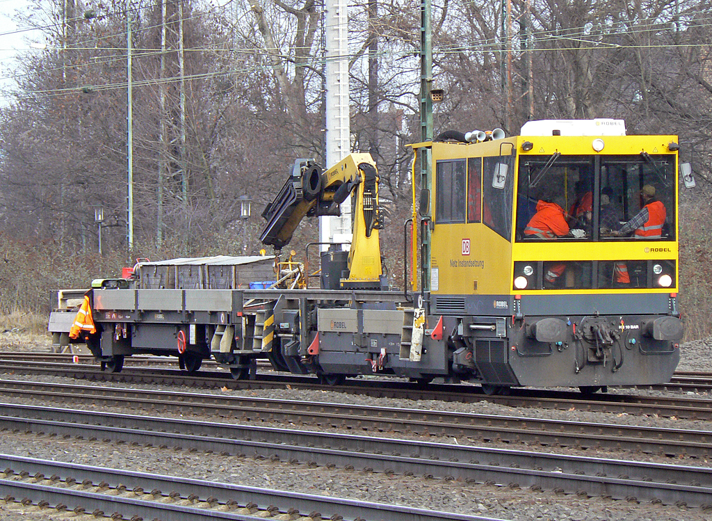 Ein Gleisbaufzg der Fa. Robel in DB-Netz Diensten in Kln West am 17.01.2011