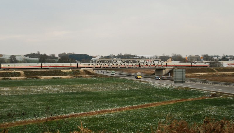 Ein ICE 1 berquert die A8 bei Jettingen-Scheppach! Aufgenommen am 17.12.09, Strecke Ulm-Augsburg.