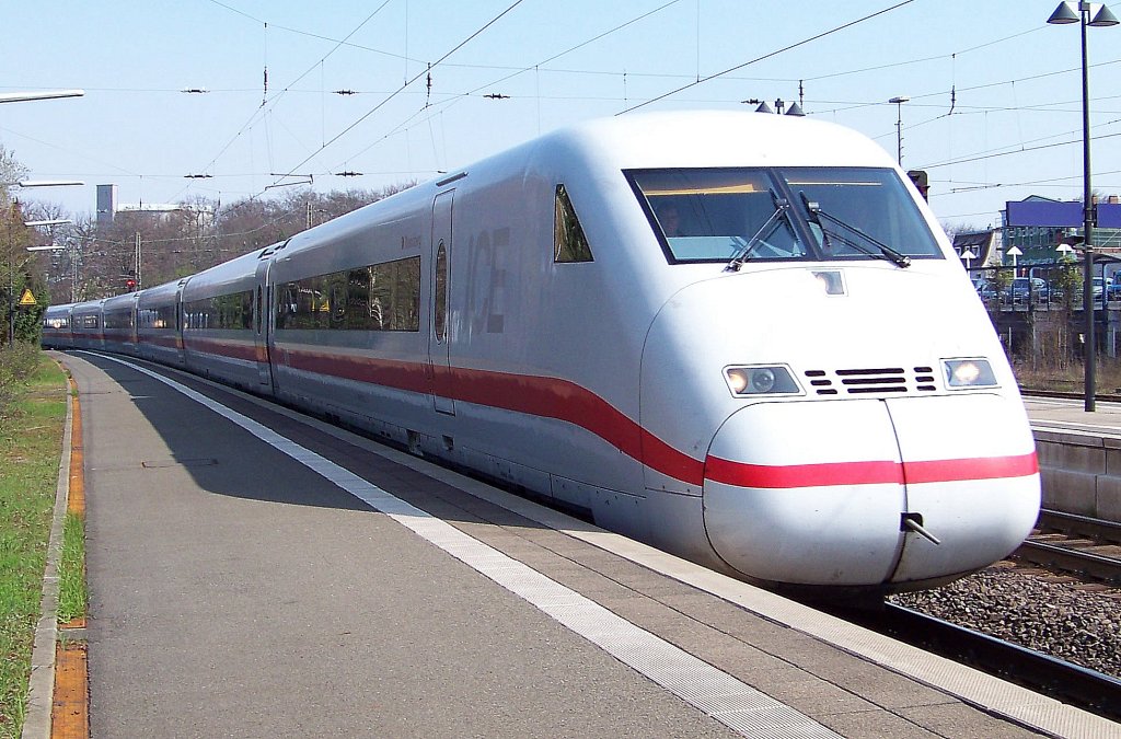 Ein ICE 2 heizt durch den Bahnhof Uelzen (13.04.10)