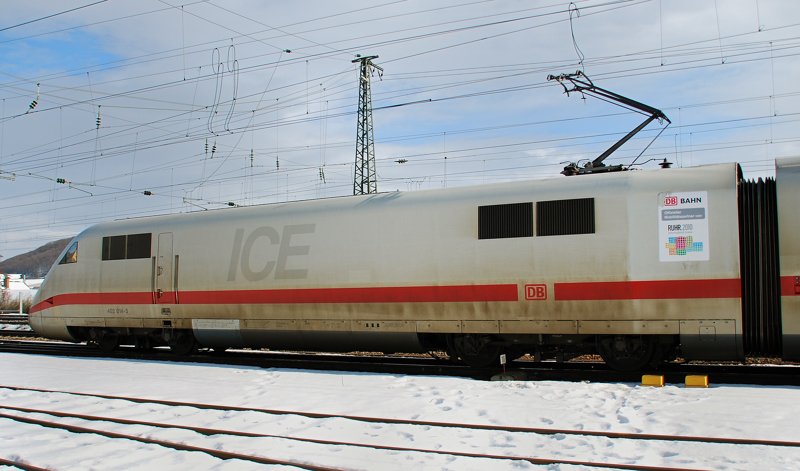 Ein ICE mit Werbebeklebung fr Saar 2010! 402 014-5, aufgenommen am 21.02.10, bei der Durchfahrt durch Treuchtlingen.