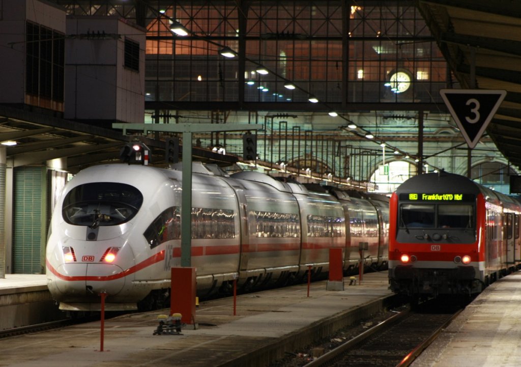 Ein Karlsruher Steuerwagen und ein ICE3 treffen in Frankfurt am Main Hbf zusammen.

Patrick E.
