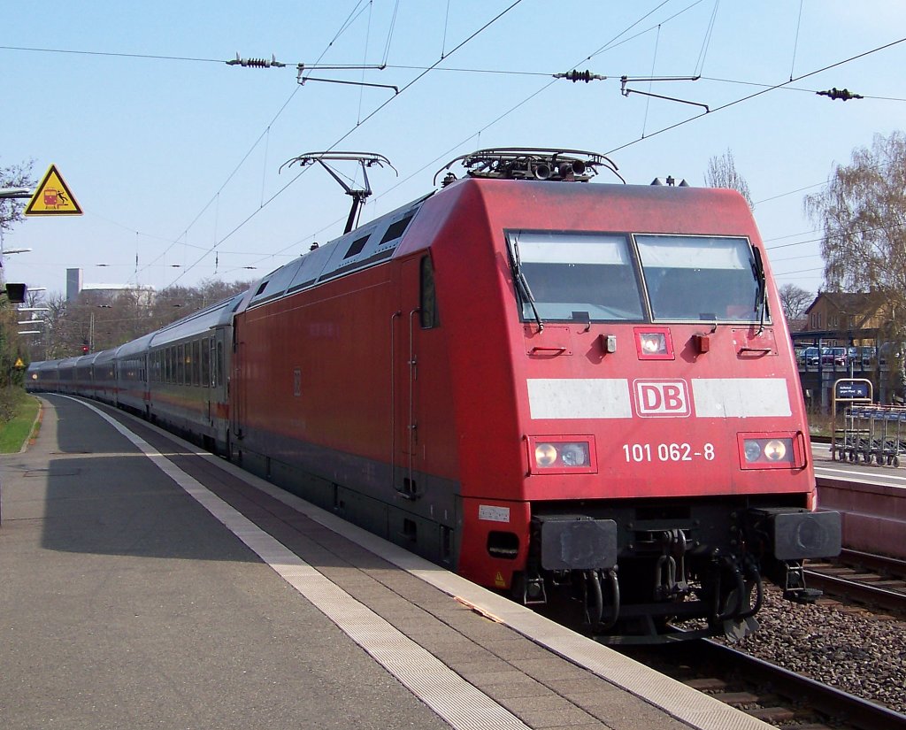 Eine 101 fährt mit einen IC in den Bahnhof Uelzen ein (13.04.10)