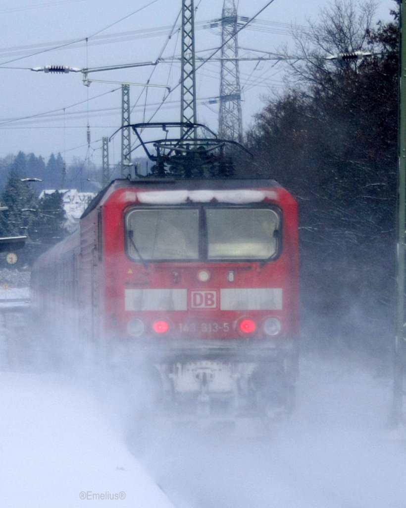 Eine 143 durcheilt Wiesbaden Ost. Es fiel zwar kein Neuschnee mehr aber der Pulverschnee im Gleisbett wurde schn aufgewirbelt.

Patrick E.