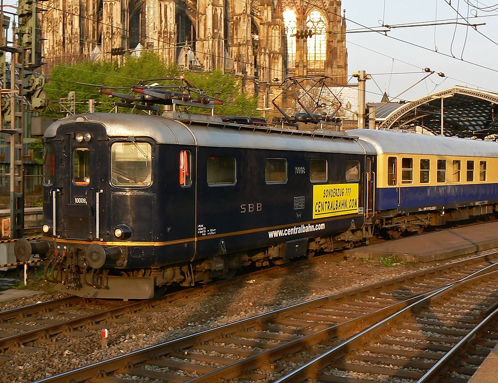 Eine Re 4/4 verlässt Köln Hbf im Apr.09