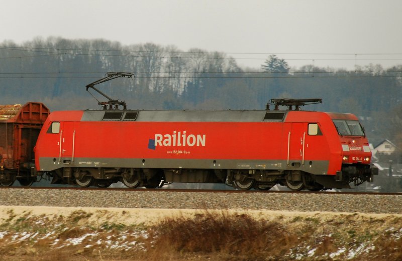 Eine der wenigen verbliebenen 152er mit der blauen Markierung am R  von Railion! 152 084-0, aufgenommen am 17.12.09, Strecke Ulm-Augsburg, kurz nach Burgau.