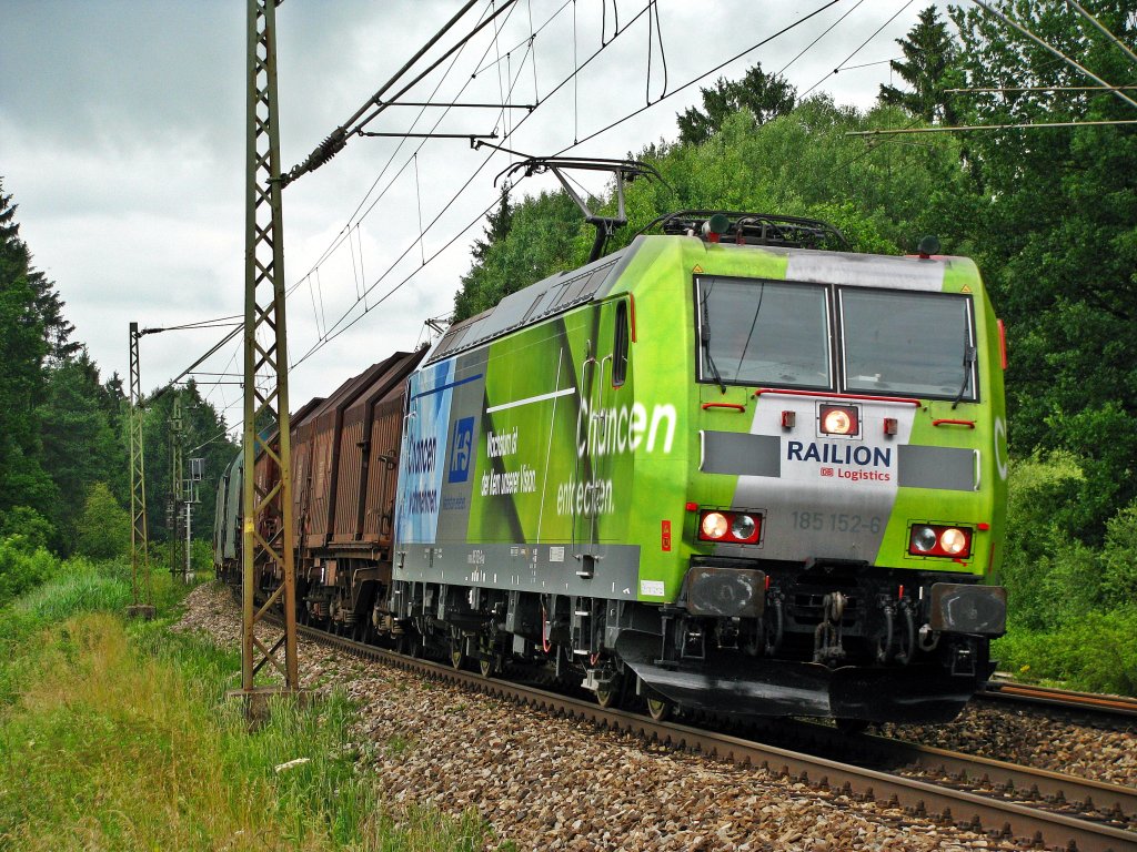 Einer der schönsten Werbeloks von DB Schenker ist die 185 152 K+S.
Bei Weiching war diese am 27.06.2009 Richtung Rosenheim unterwegs.