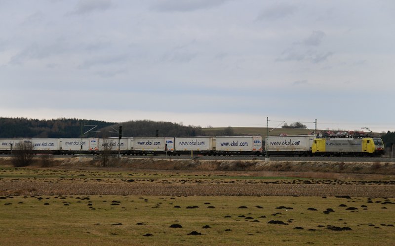 ES 64 F4-004 mit dem Ekol-Zug, aufgenommen am 26.02.10, auf der Strecke Ulm-Augsburg, kurz nach Burgau.