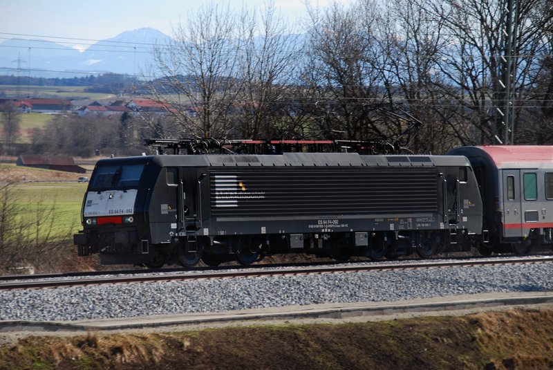 ES 64 F4-092, aufgenommen am 27.02.10, bei der Durchfahrt durch Aling, Strecke Mnchen-Rosenheim.