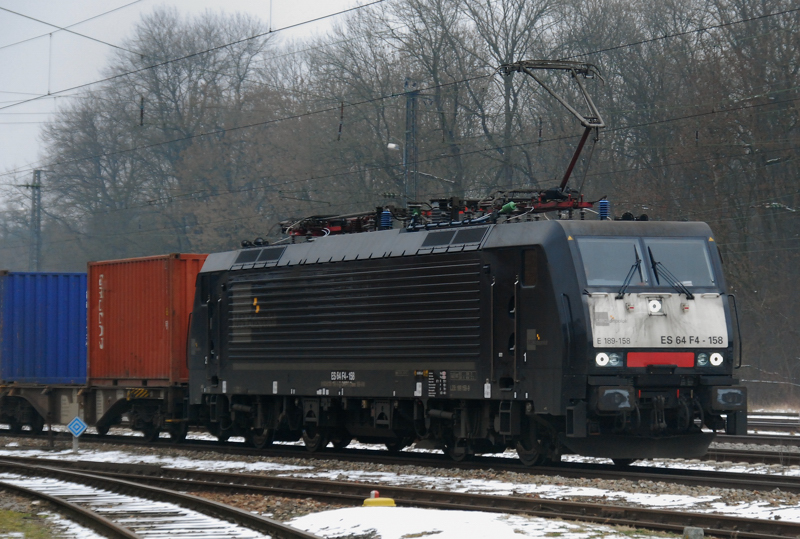 ES 64 F4-158, aufgenommen am 25.02.11, bei der Durchfahrt durch Neuoffingen.