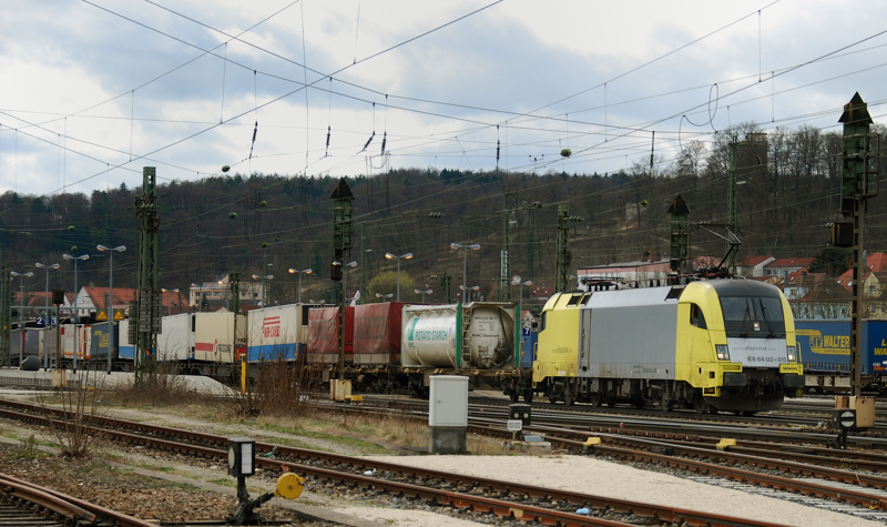 ES 64 U2-010, aufgenommen vor einem gemischten Gterzug, am 31.03.11, bei der Durchfahrt durch Treuchtlingen.