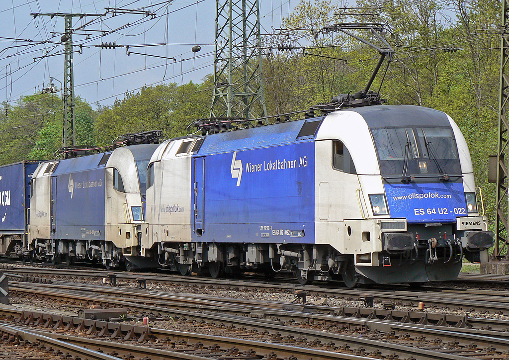 ES 64 U2-022 und 019 der Wiener Lokalbahnen in Gremberg am 27.04.2010