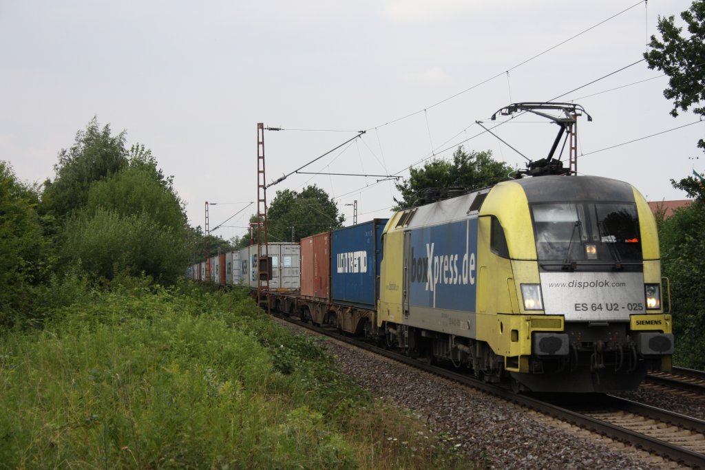 ES 64 U2 025 mit einem Containerzug am 27.07.2010 in Hannover Limmer.