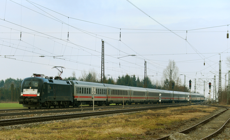ES 64 U2-026, aufgenommen am 28.02.11, bei der Durchfahrt durch Gersthofen.