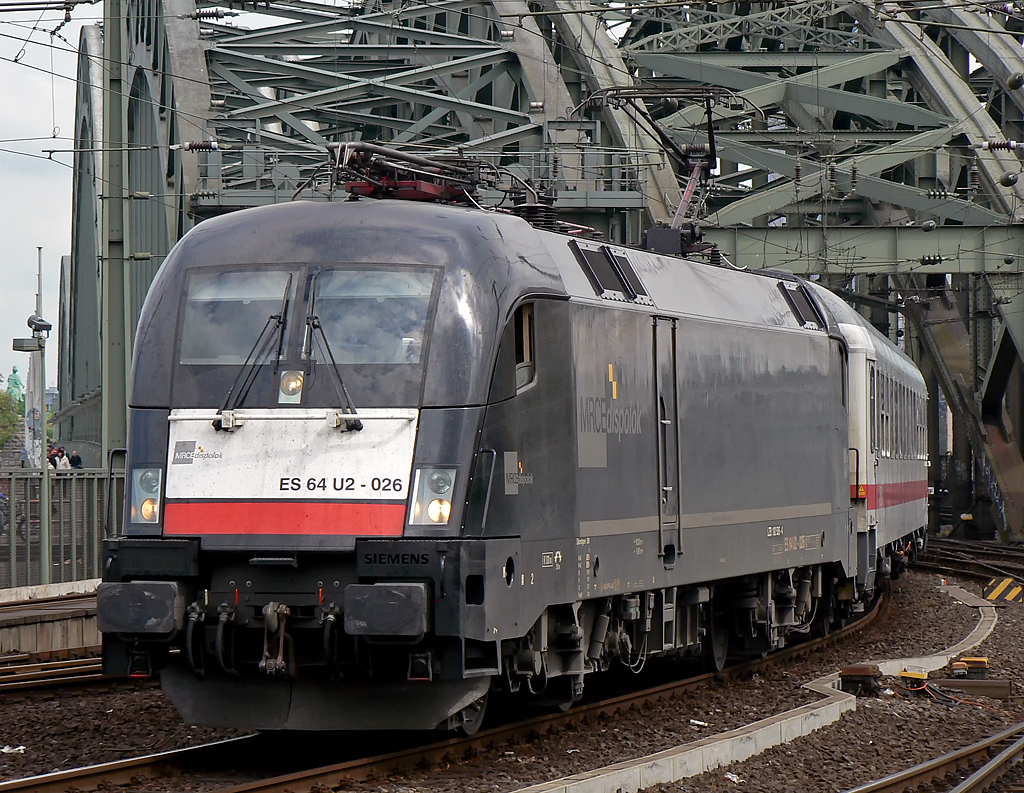 ES 64 U2-026 mit dem IC 2046 aus Hannover kommend bei der Einfahrt in Köln Hbf. am 02.05.2010