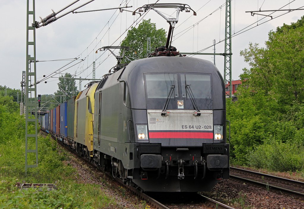 ES 64 U2-028 und ES 64 U2-95 mit Transwagon in Bonn Oberkassel am 14.05.2011