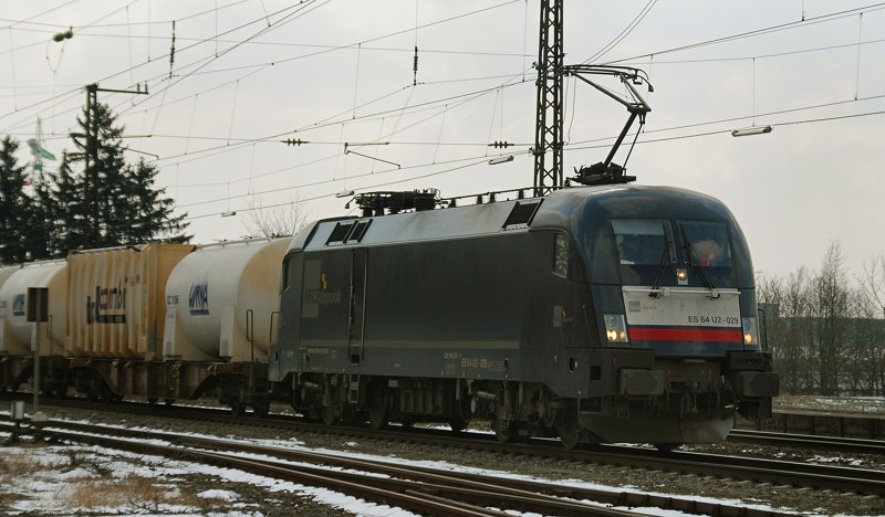 ES 64 U2-029, der MRCE, aufgenommen am 09.03.10, bei der Durchfahrt durch Gersthofen, Strecke Augsburg-Donauwrth.