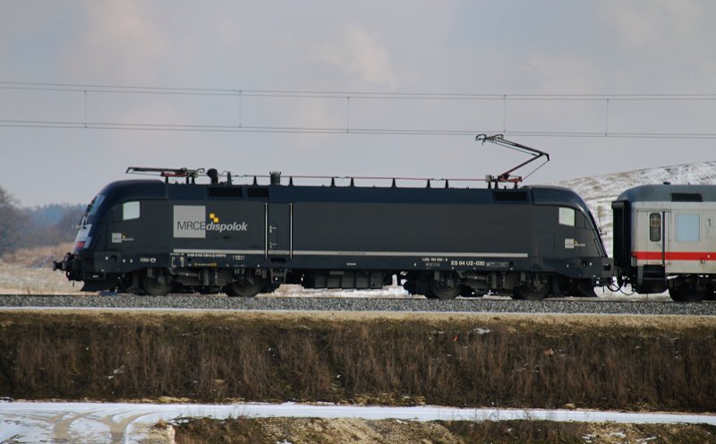 ES 64 U2-030, aufgenommen am 20.02.10, auf der Strecke Augsburg-Ulm, kurz vor Burgau.