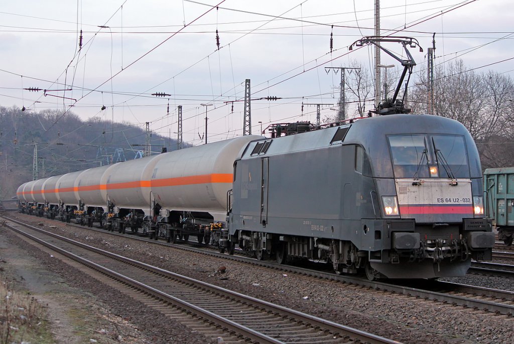 ES 64 U2-032 / 182 532 mit Kesselzug in Kln West am 21.02.2011