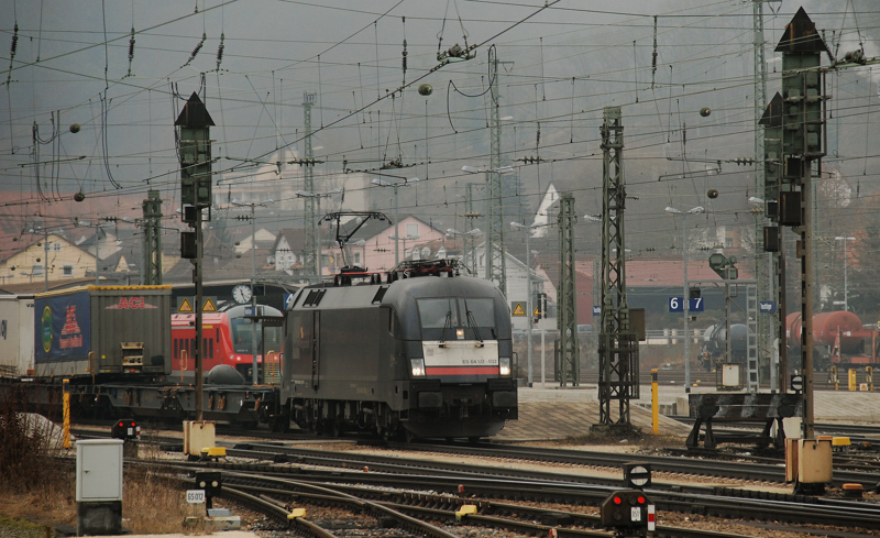 ES 64 U2-032, aufgenommen bei der Durchfahrt durch den Mastenwald im Bahnhof Treuchtlingen, am 19.02.11.