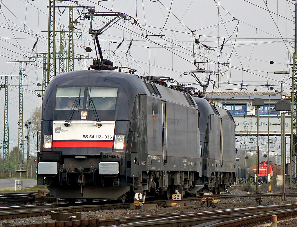 ES 64 U2-036 und ES 64 U2-017 (182 536 und 182 517) verlassen den Gbf Köln Gremberg am 14.04.2010