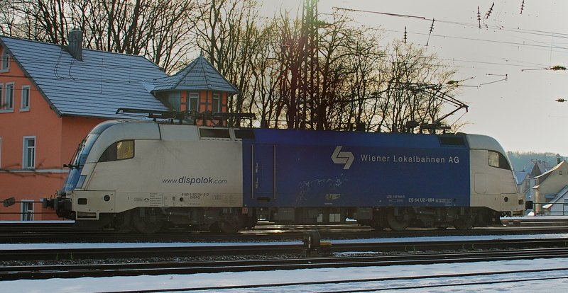 ES 64 U2 064, Wiener Lokalbahnen, aufgenommen am frhen Morgen, im schnsten Gegenlicht (Sthn!), bei einer Soldurchfahrt durch Treuchtlingen, am 21.02.10.