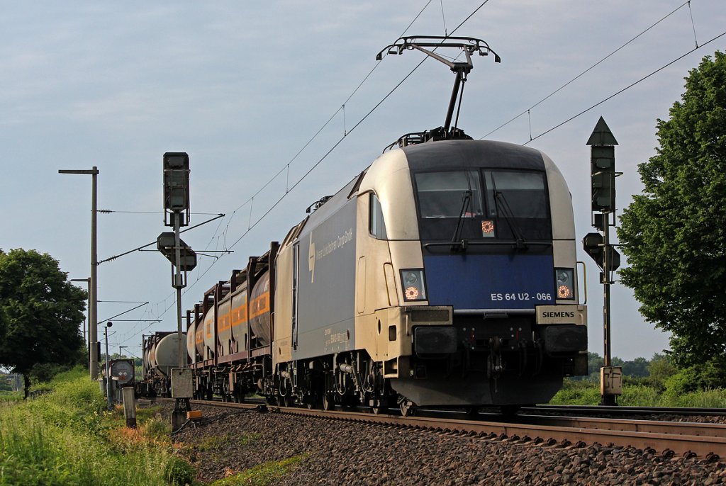 ES 64 U2-066 der WLB in Brhl am 27.05.2012