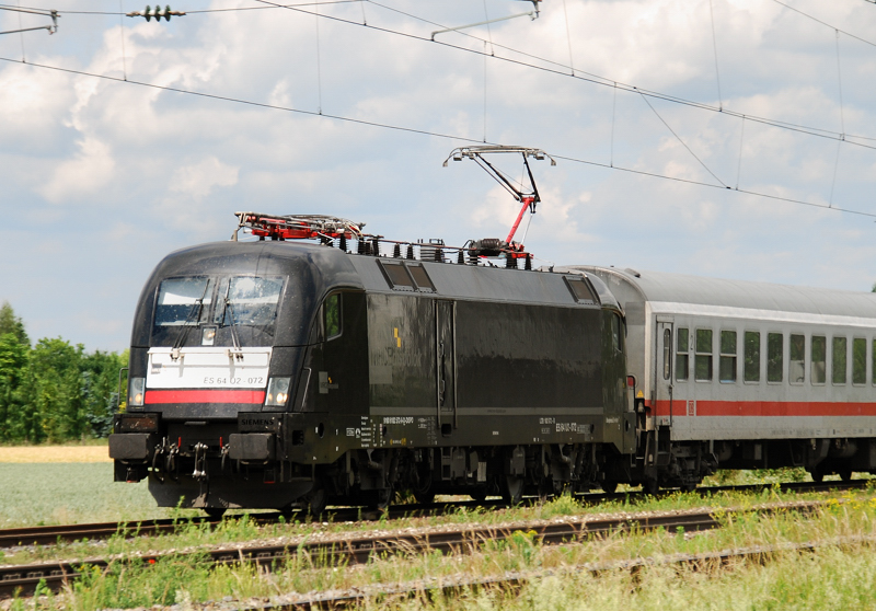 ES 64 U2-072, aufgenommen am 13.06.11, bei der Durchfahrt durch Gersthofen.