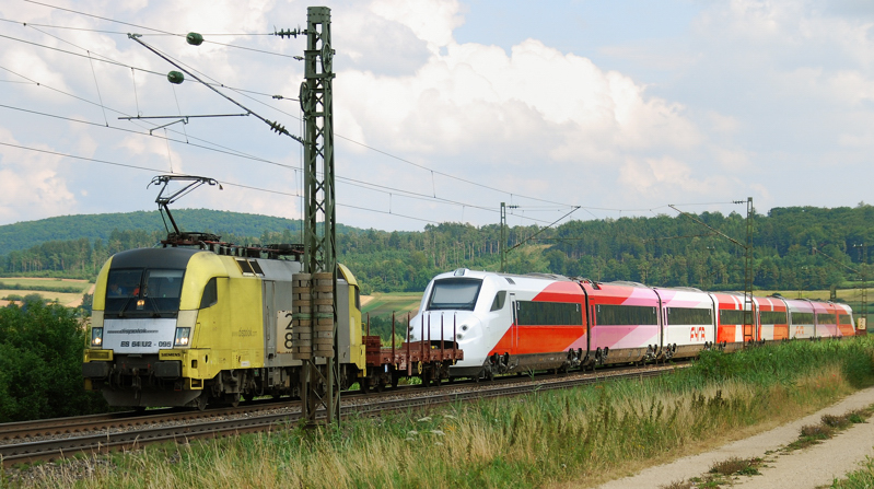 ES 64 U2-095, mit einem schnen italienischen, graffittifreien Zug am Haken. Aufgenommen am 30.08.12, bei Treuchtlingen.